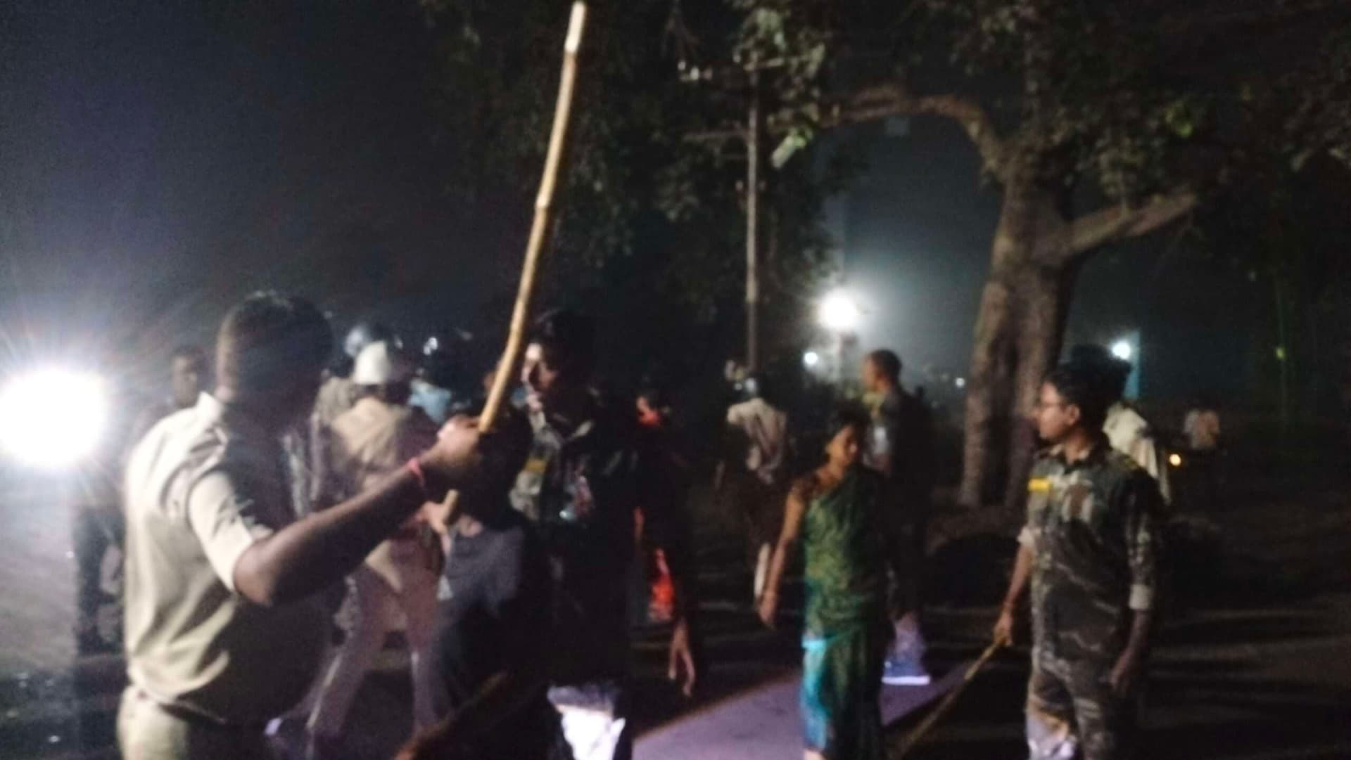 Dhanbad News : भौंरा में हाइवा मालिक व जेएलकेएम नेता के बीच मारपीट, लाठीचार्ज