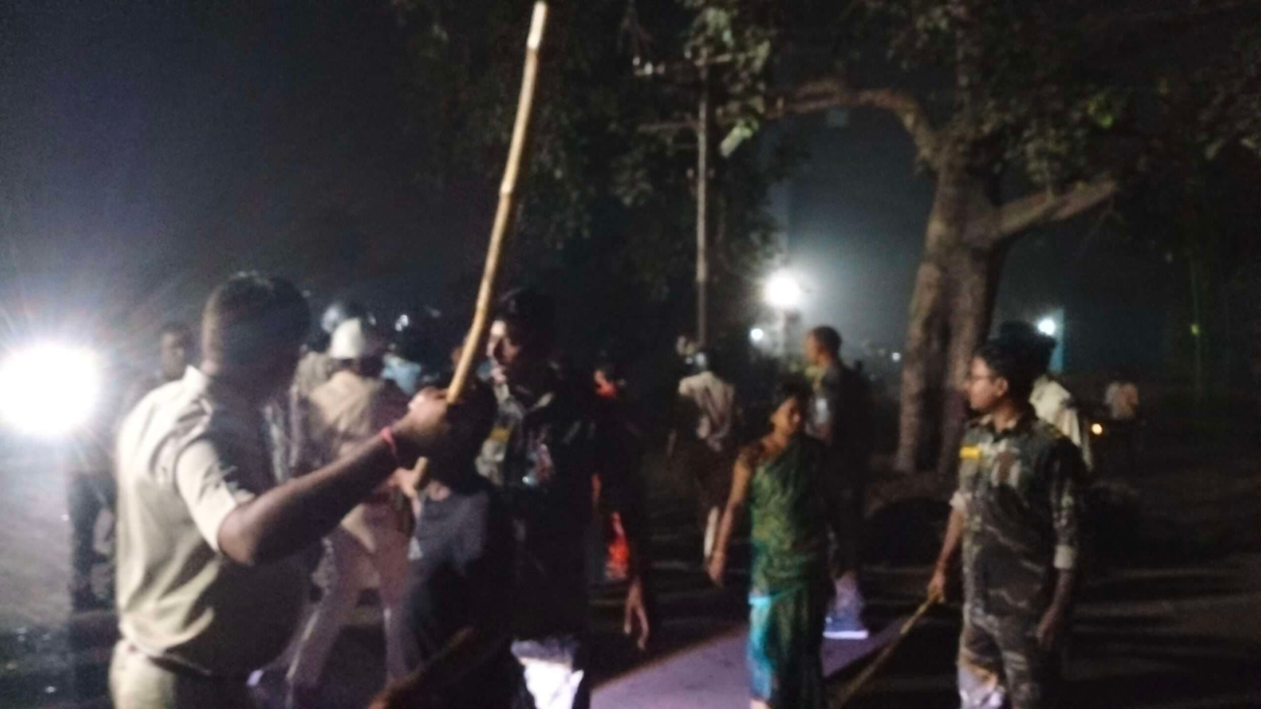 Dhanbad News : भौंरा में हाइवा मालिक व जेएलकेएम नेता के बीच मारपीट, लाठीचार्ज