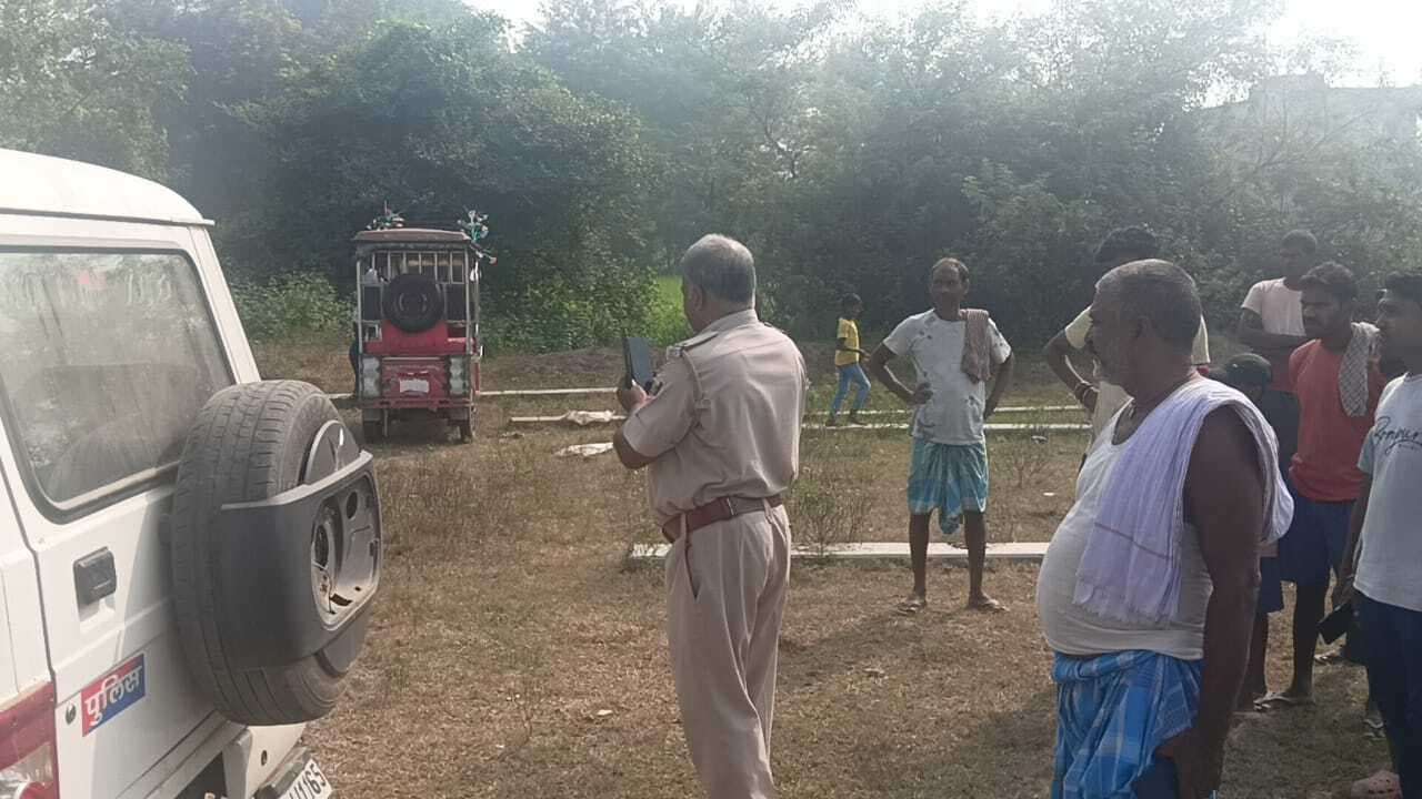 घर के पास लगे इ-रिक्शा से बैट्री की चोरी