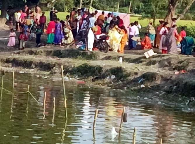 स्नान करने को लेकर श्रद्धालुओं की उमड़ी भीड़