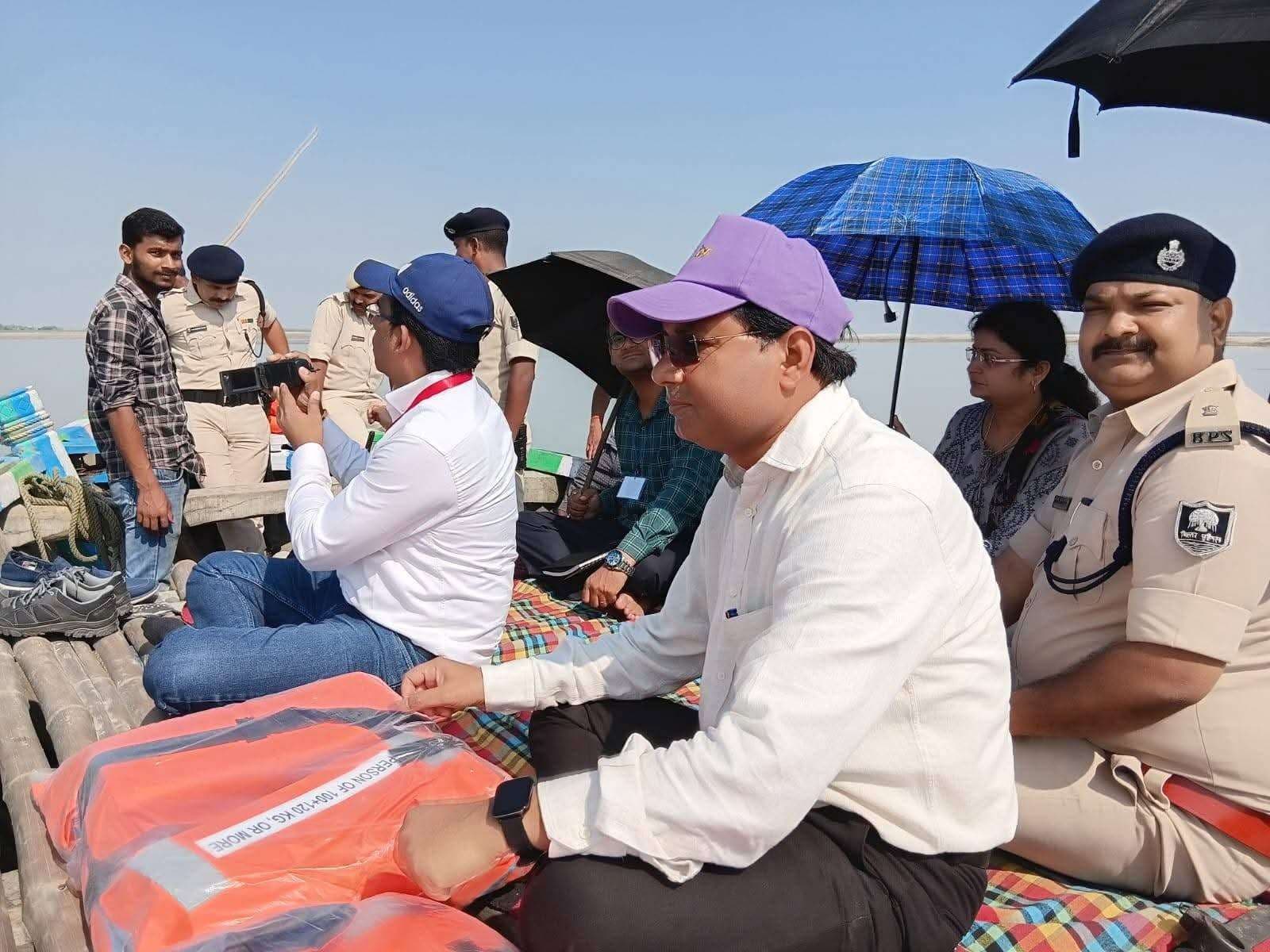 प्रेक्षक ने मतदान केन्द्रों का किया निरीक्षण