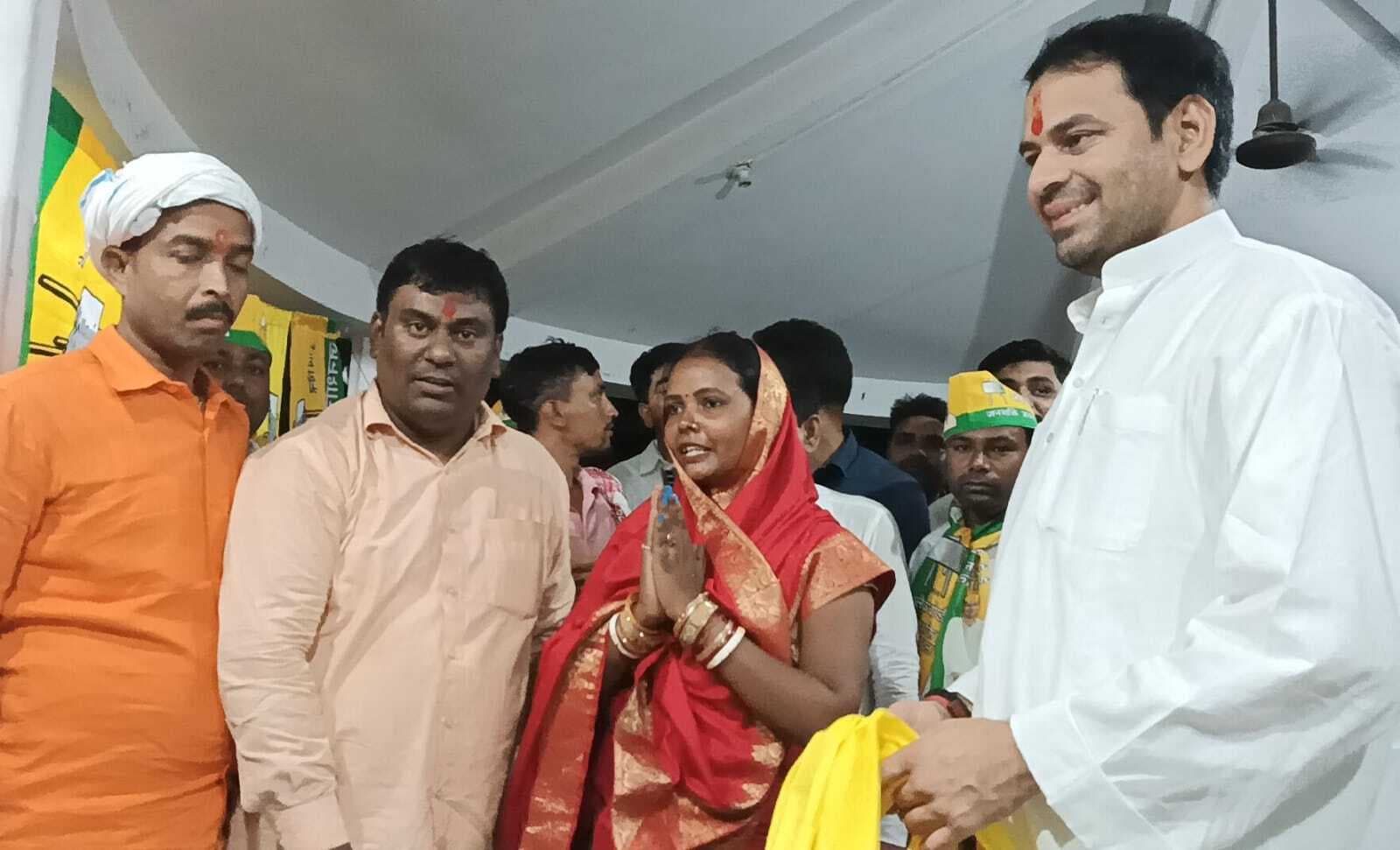 hajipur news. महुआ में निर्दलीय प्रत्याशी सरिता साह ने तेजप्रताप का किया समर्थन