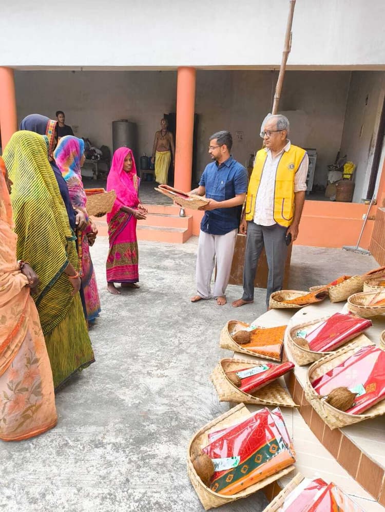 Samastipur : लायंस क्लब ने सूप, नारियल व वस्त्र का किया वितरण