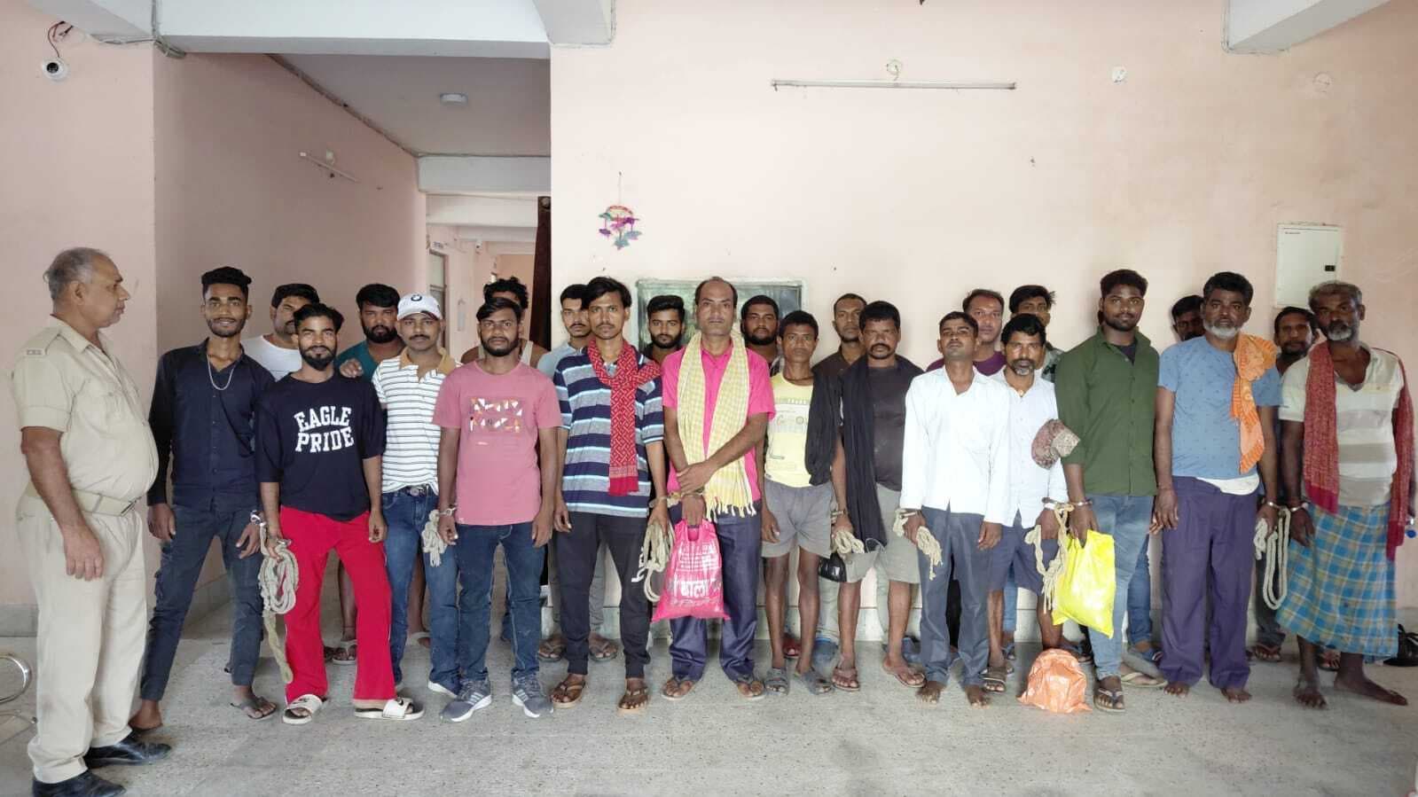 उत्पाद पुलिस ने पांच शराब तस्कर व 20 शराबियों को किया गिरफ्तार