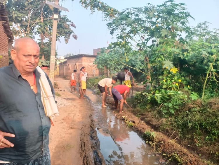 ग्रामीणों ने श्रमदान से की घाटों तक जानेवाले रास्ते की सफाई