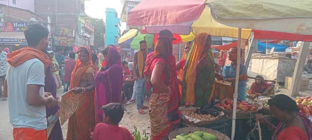 छठ पूजा को लेकर बाजार में खरीदारी की उमड़ी भीड़