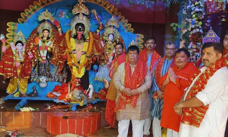 मां काली को भक्तों ने नम आंखों से दी विदाई