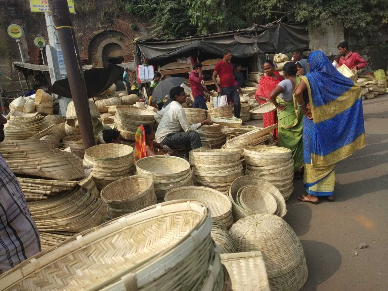 छठ पर्व को लेकर सूप और डाला हो रही बिक्री, नहाय-खाय आज