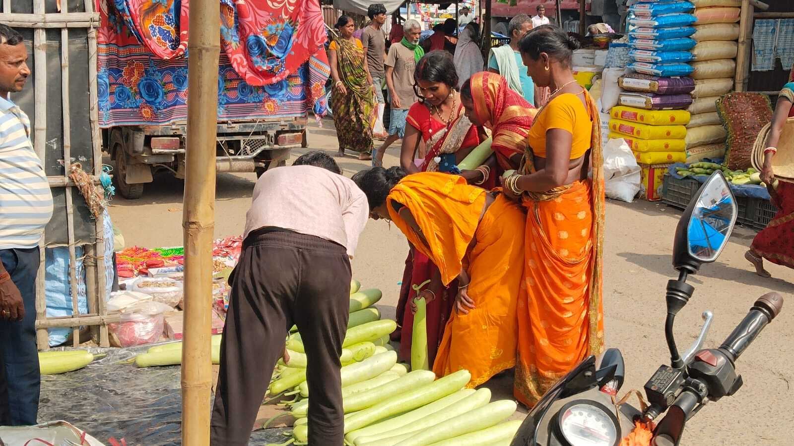 छठव्रतियों ने कद्दू की खरीदारी की