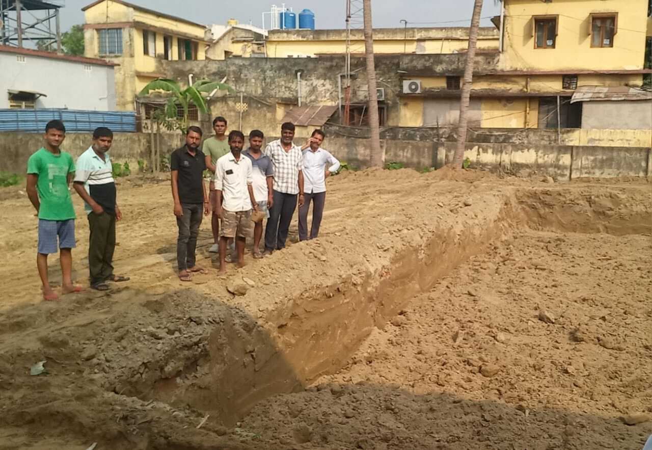 बारीनगर में कृत्रिम छठ घाट बनाने में खुद से जुटे लोग