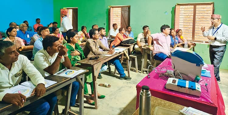 Gopalganj News : जिले के सभी मतदान केंद्रों पर दिया गया लाइव वेबकास्टिंग कराने का प्रशिक्षण