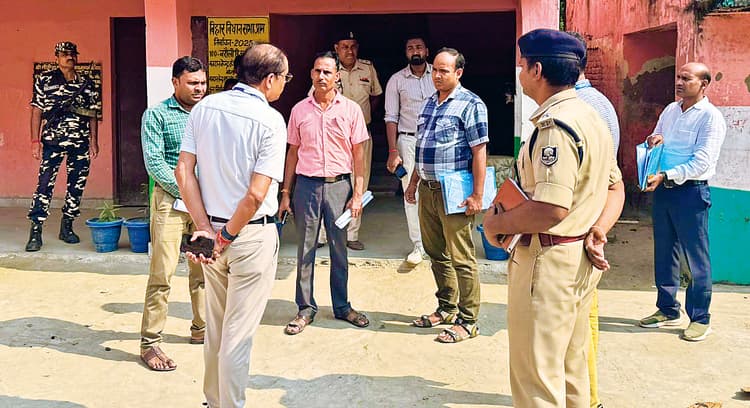 Gopalganj News : मांझा में चुनाव पर्यवेक्षक ने किया मतदान केंद्रों का निरीक्षण