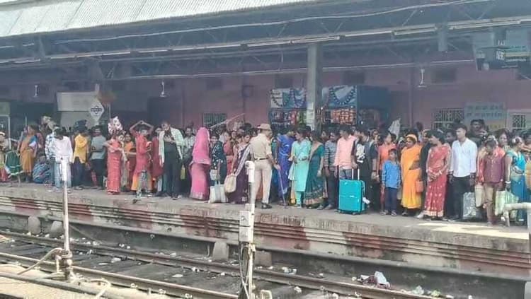 छह महापर्व को लेकर रेलवे स्टेशन पर यात्रियों की उमड़ी भीड़