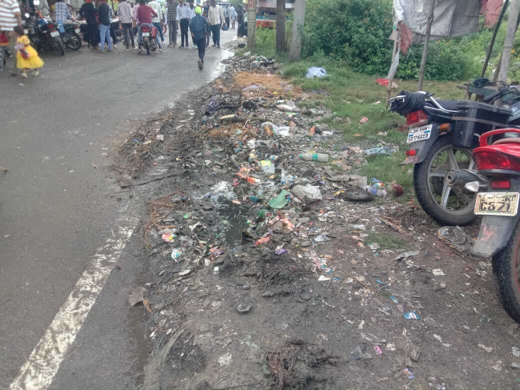 मारगोमुंडा में सड़क किनारे लगा गंदगी का ढेर