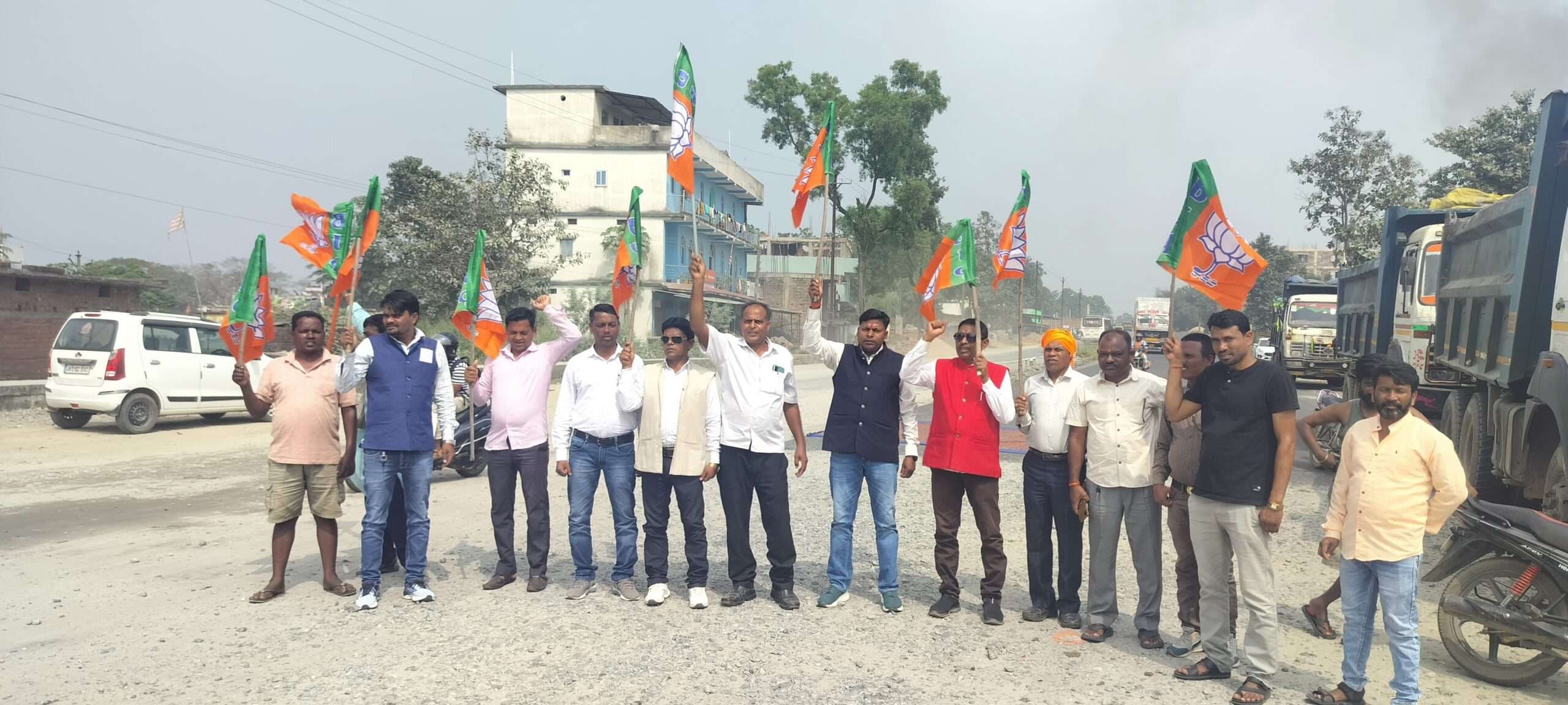 घटिया सड़क निर्माण कार्य के विरोध में भाजपा ने किया प्रदर्शन
