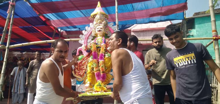 Madhubani News : चित्रगुप्त की प्रतिमा का किया विसर्जन