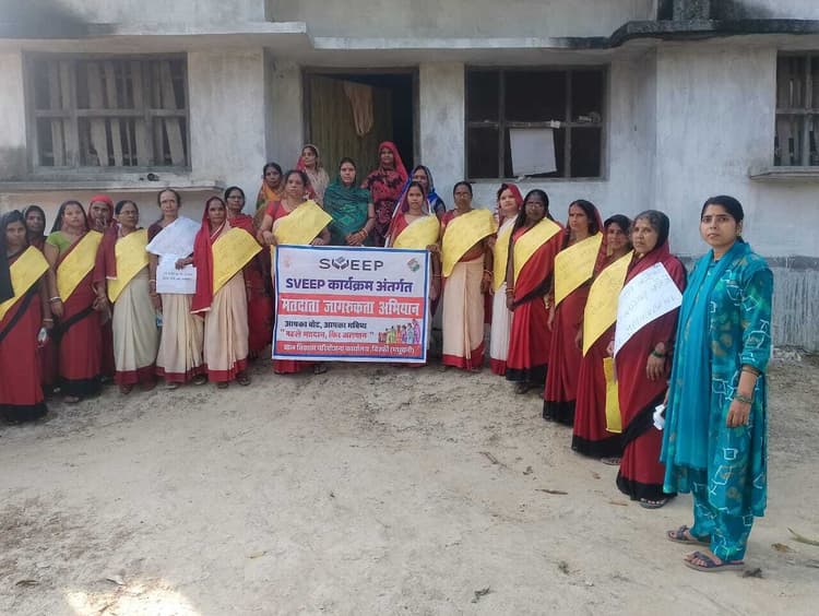 Madhubani News : सेविकाओं ने गांव-गांव जाकर मतदान करने के लिए किया जागरूक