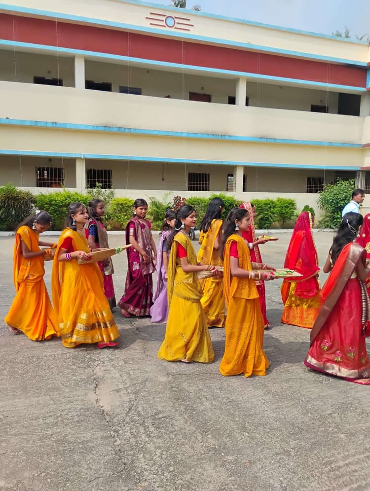 Giridih News: संत जेवियर्स पब्लिक स्कूल में छठ महापर्व को ले सांस्कृतिक कार्यक्रम