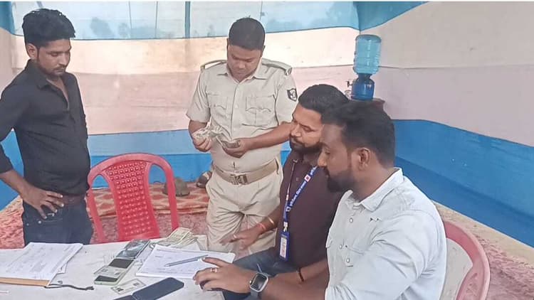 जांच अभियान में दो जगहों से सात लाख 20 हजार रुपये हुए बरामद