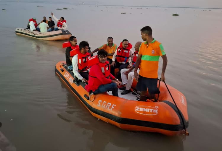 नगर मुख्य पार्षद ने छठ पर्व को लेकर गंगा घाट का किया निरीक्षण