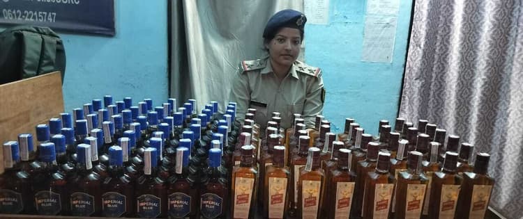 पुलिस छापामारी में 121.25 देशी विदेशी शराब बरामद