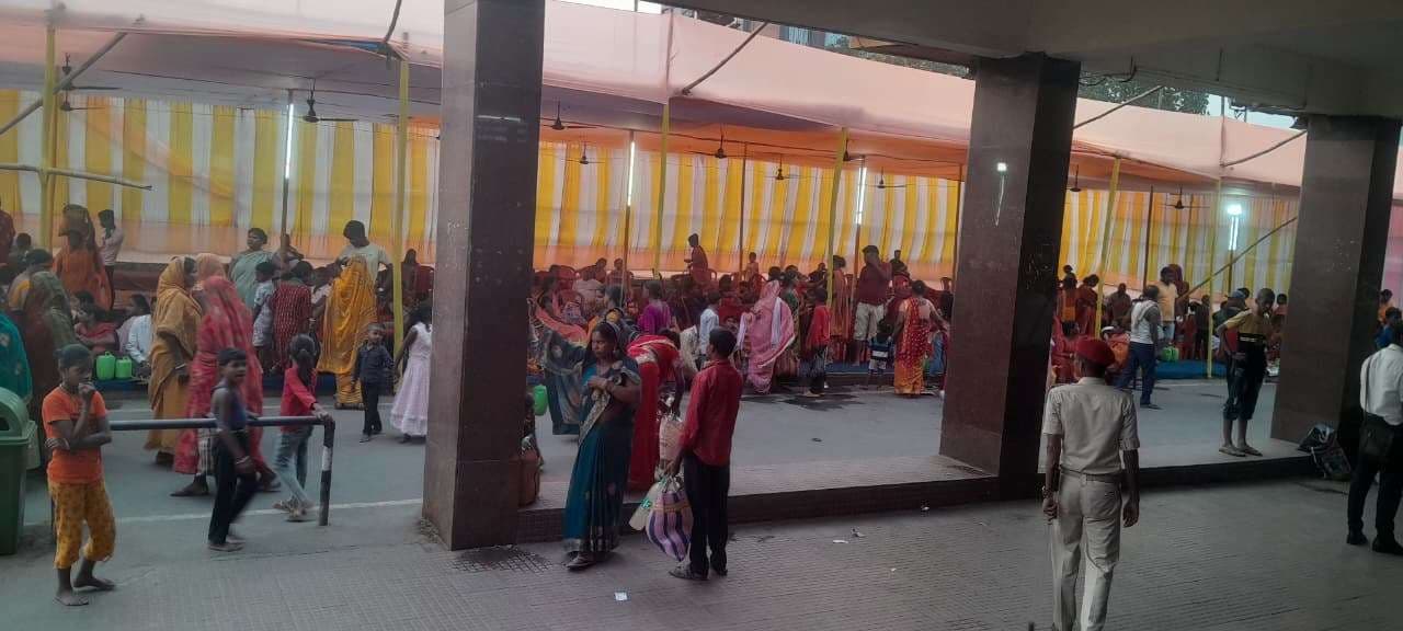 रेलवे स्टेशन छठ मैया के गीत से हुआ गुंजायमान, यात्रियों की बनी रही भीड़