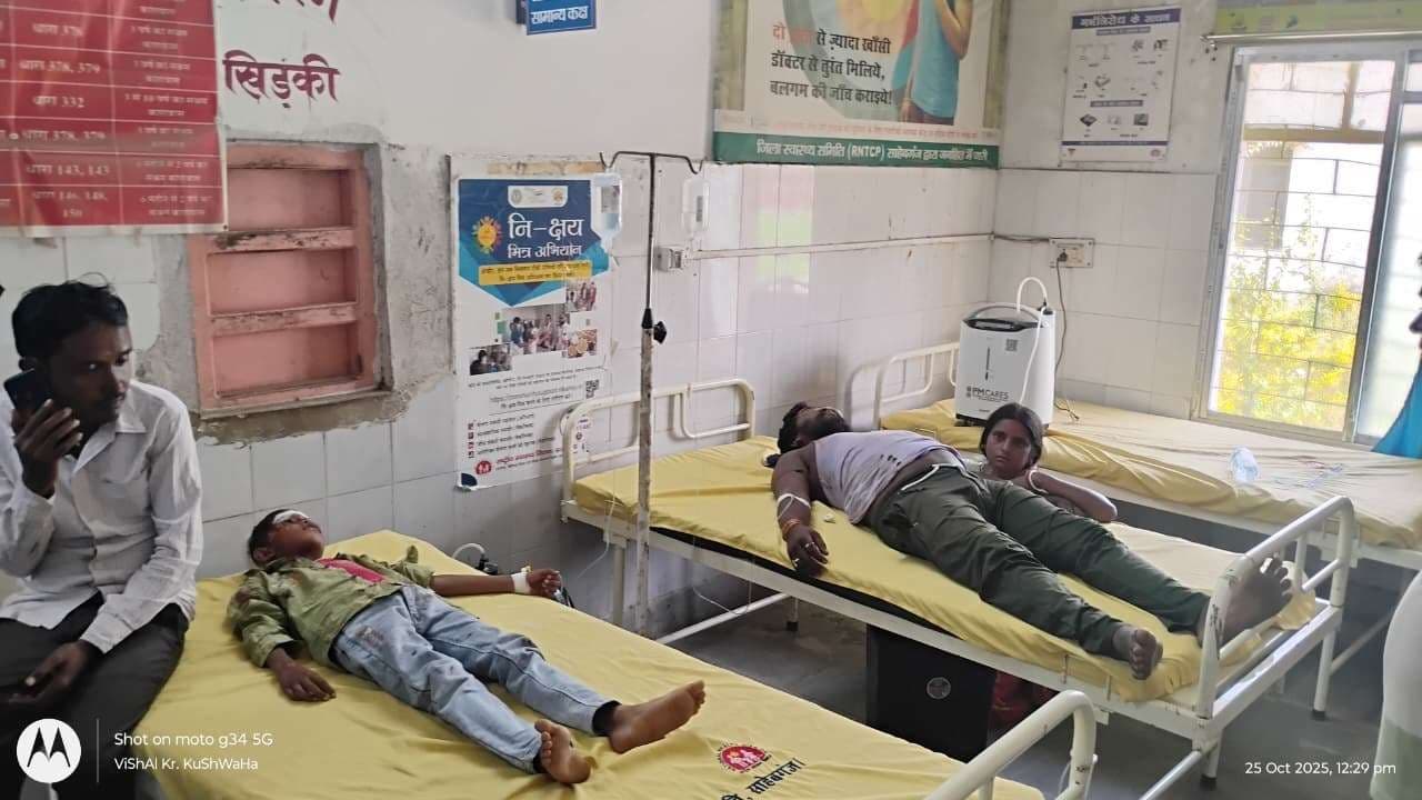 सड़क दुर्घटना में मां की मौत, बेटा समेत दो गंभीर रूप से घायल