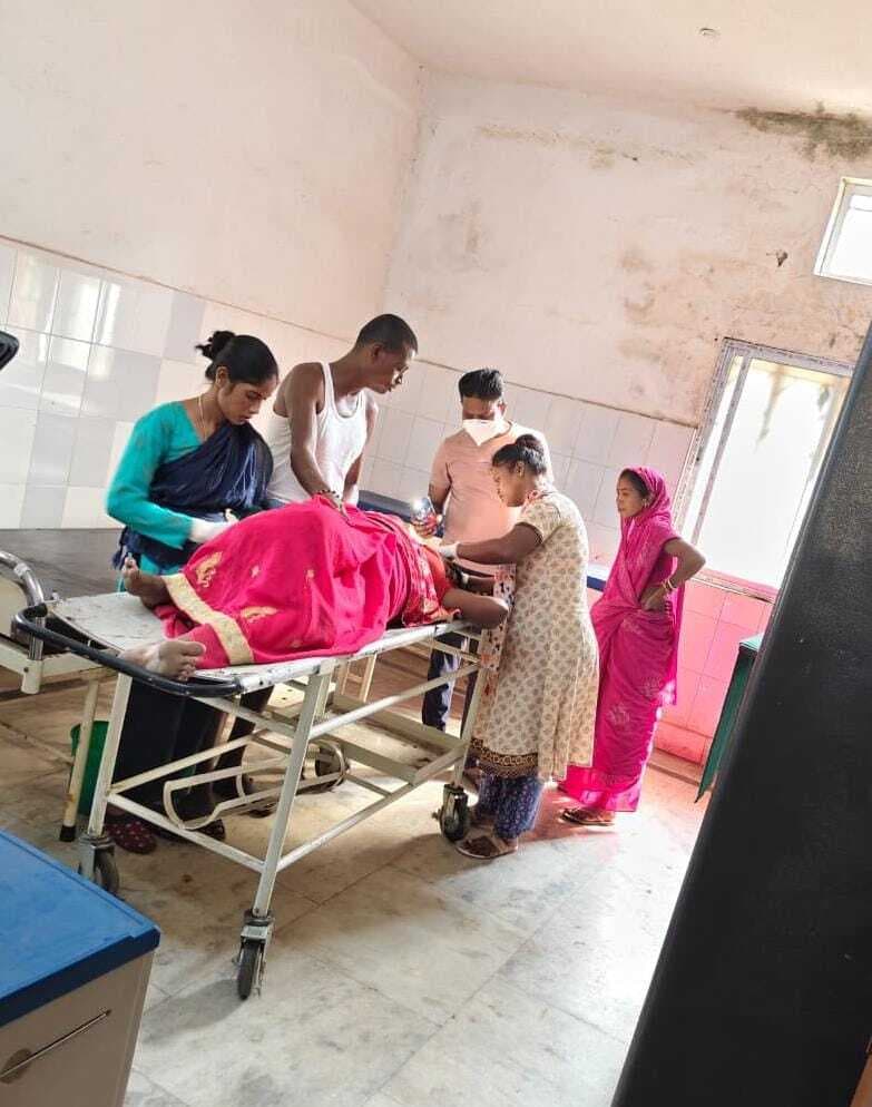 बाइक की टक्कर में महिला समेत तीन लोग घायल, भर्ती