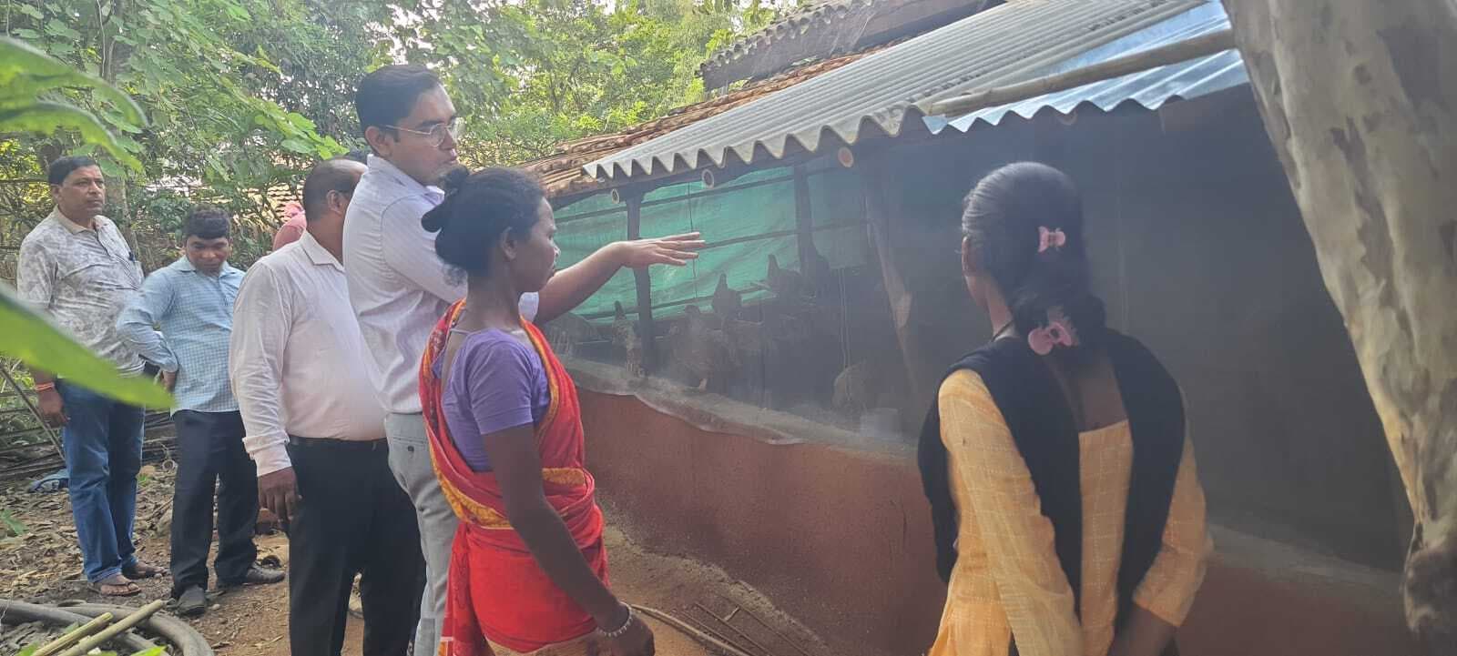 डीडीसी ने महिलाओं की आजीविका गतिविधियों का लिया जायजा