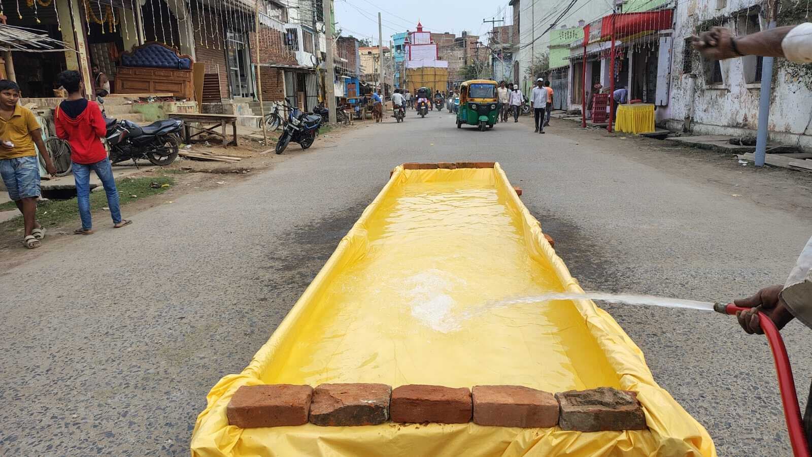 Darbhanga News: वार्ड 21 में सड़क पर बनाया गया कृत्रिम घाट