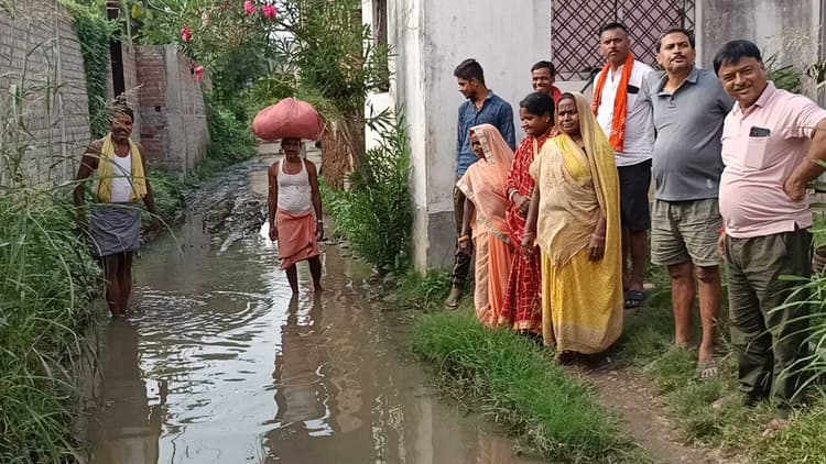 सड़क की बदहाली से नाराज ग्रामीण बोले- चुनाव में नहीं देंगे वोट
