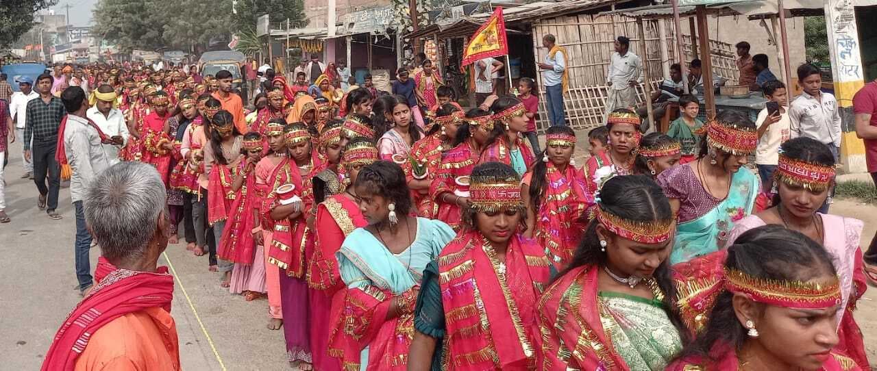 Madhubani News : बसैठ में छठ पर्व के लिए 551 कन्याओं ने निकाली शोभायात्रा