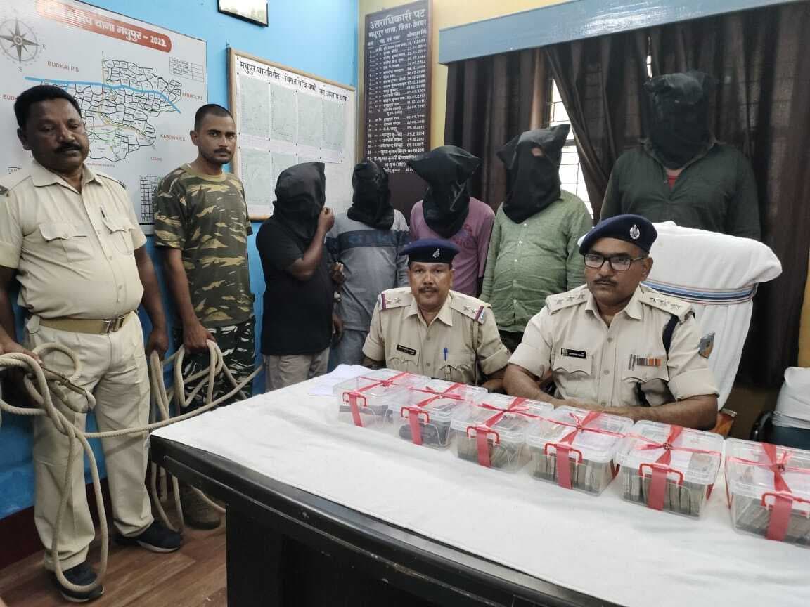 मिसरना से नकदी व जेवरात डकैती मामले में पांच गिरफ्तार, 15 लाख नकद व पिस्टल बरामद