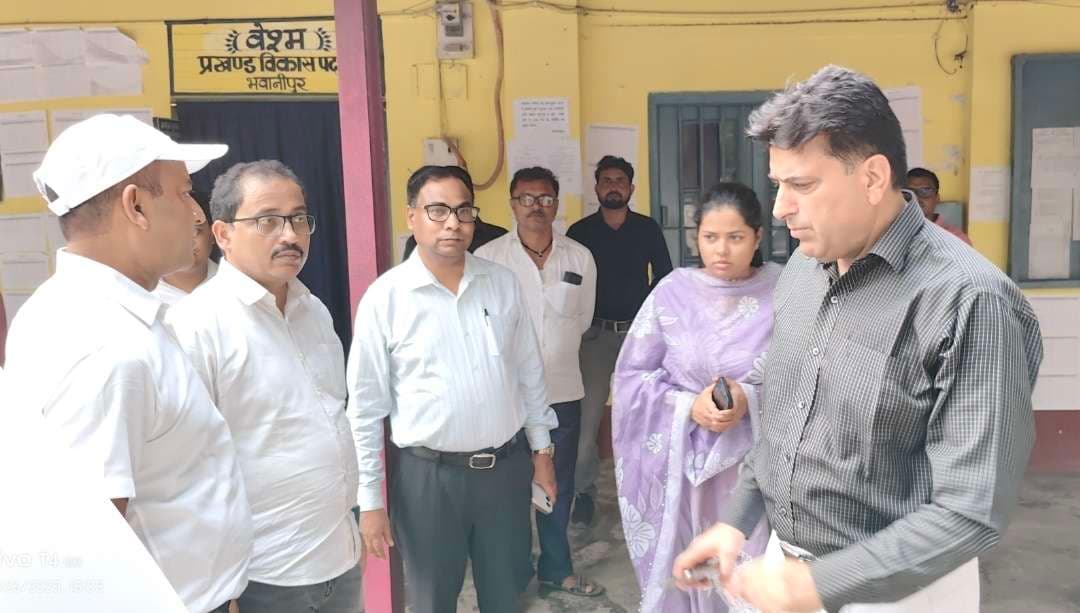 चुनाव प्रेक्षक ने भवानीपुर प्रखंड के मतदान केंद्रों का किया भौतिक सत्यापन