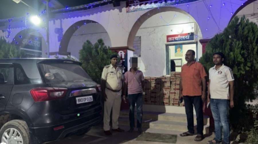 मीरगंज पुलिस ने 405 लीटर देसी शराब और कार के साथ तस्कर को पकड़ा