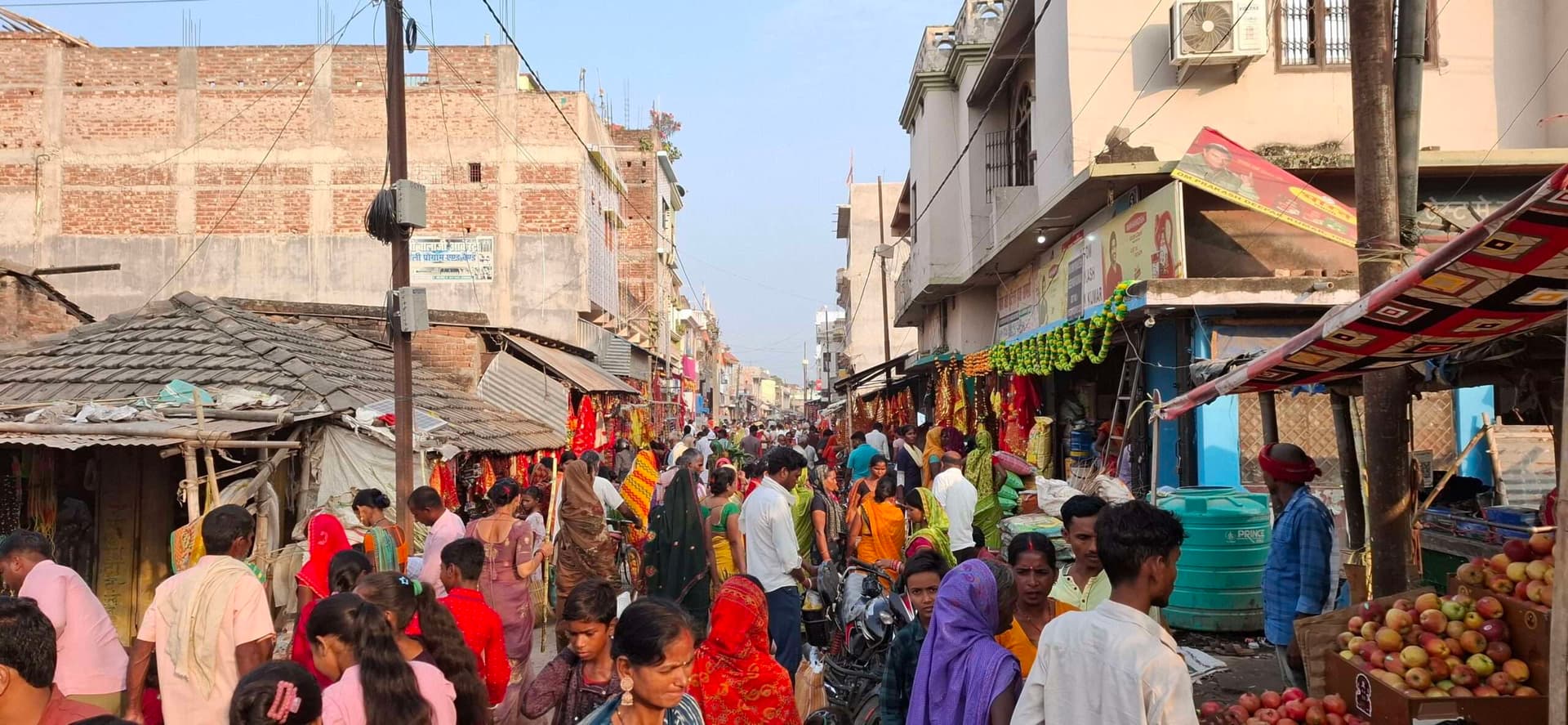 छठ पर्व को लेकर बाजार में उमड़ी भीड़, पूजन सामग्री की हुई जमकर खरीदारी