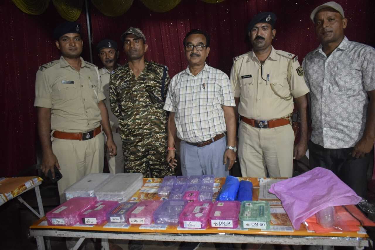 विजयपुर में वाहन जांच के दौरान लाखाें की चांदी जब्त