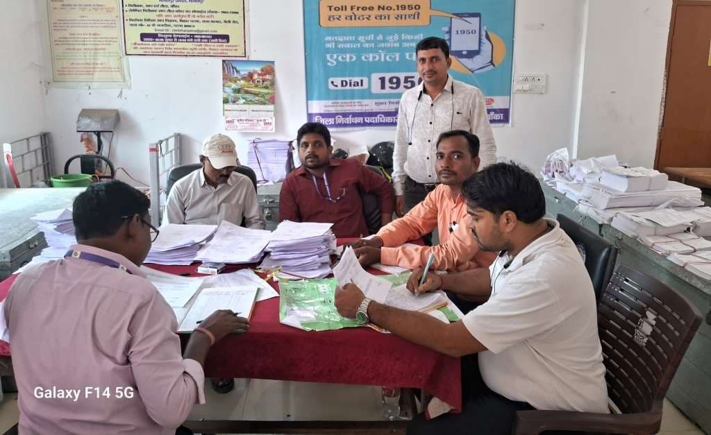 मतदान कर्मियों के बीच द्वितीय प्रशिक्षण पत्र वितरित