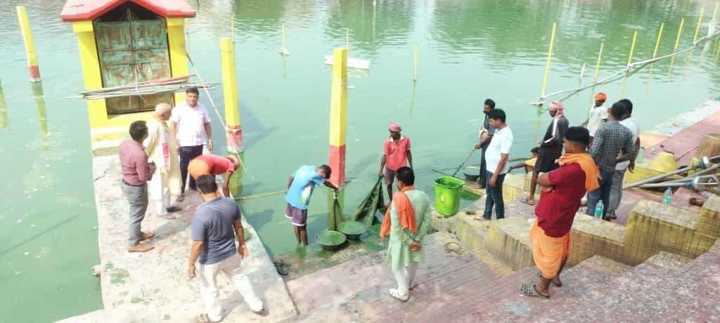 शिवगंगा छठ घाट की सामूहिक रूप से की गयी सफाई