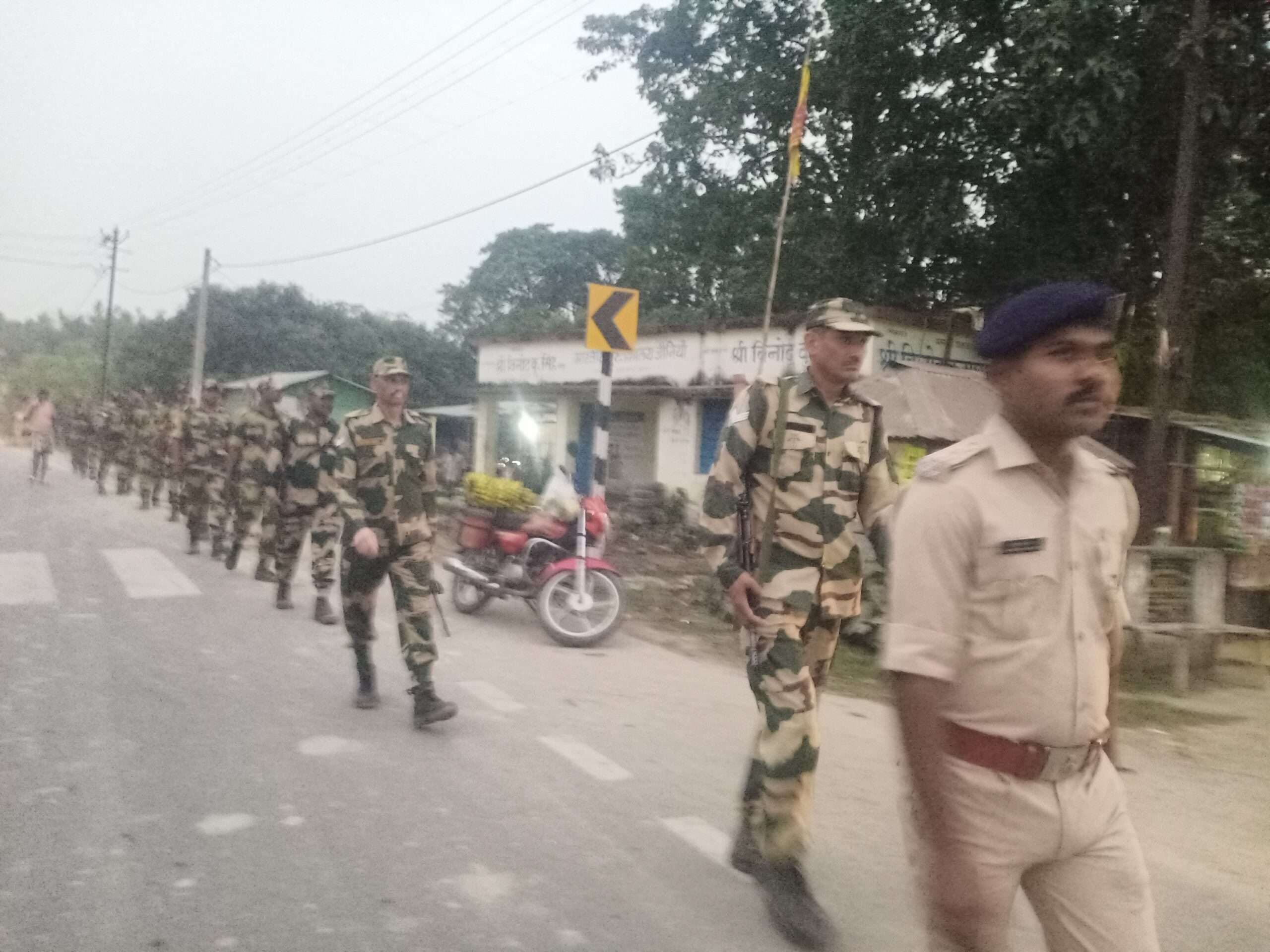 छठ पर्व व विधानसभा चुनाव को लेकर निकाली गयी फ्लैग मार्च