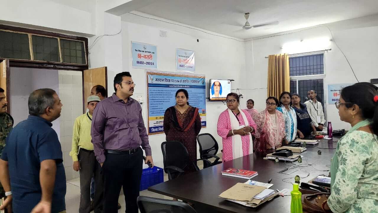 विधानसभा चुनाव: व्यय प्रेक्षक ने निर्वाचन संबंधी कोषांगों के कार्यों का लिया जायजा