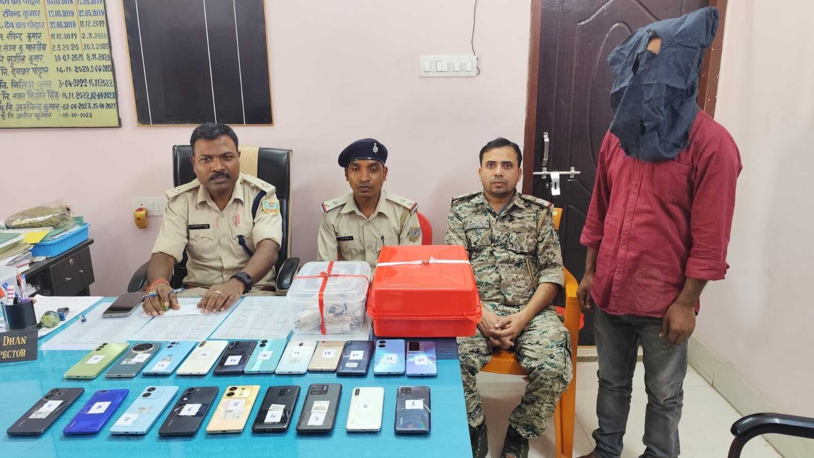 चार लाख मोबाइल व लैपटॉप के साथ बांका का युवक गिरफ्तार