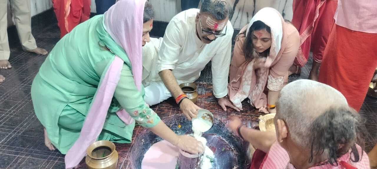 डीजीपी अनुराग गुप्ता ने सपरिवार की पूजा-अर्चना