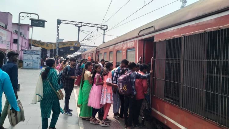 छठ पूजा को लेकर लोगों का घर लौटने का सिलसिला जारी