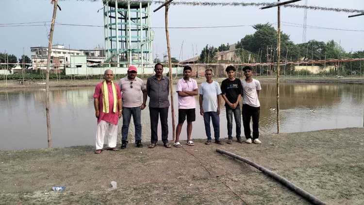 छठ पर्व के लिए बालू पोखर सजधज कर तैयार