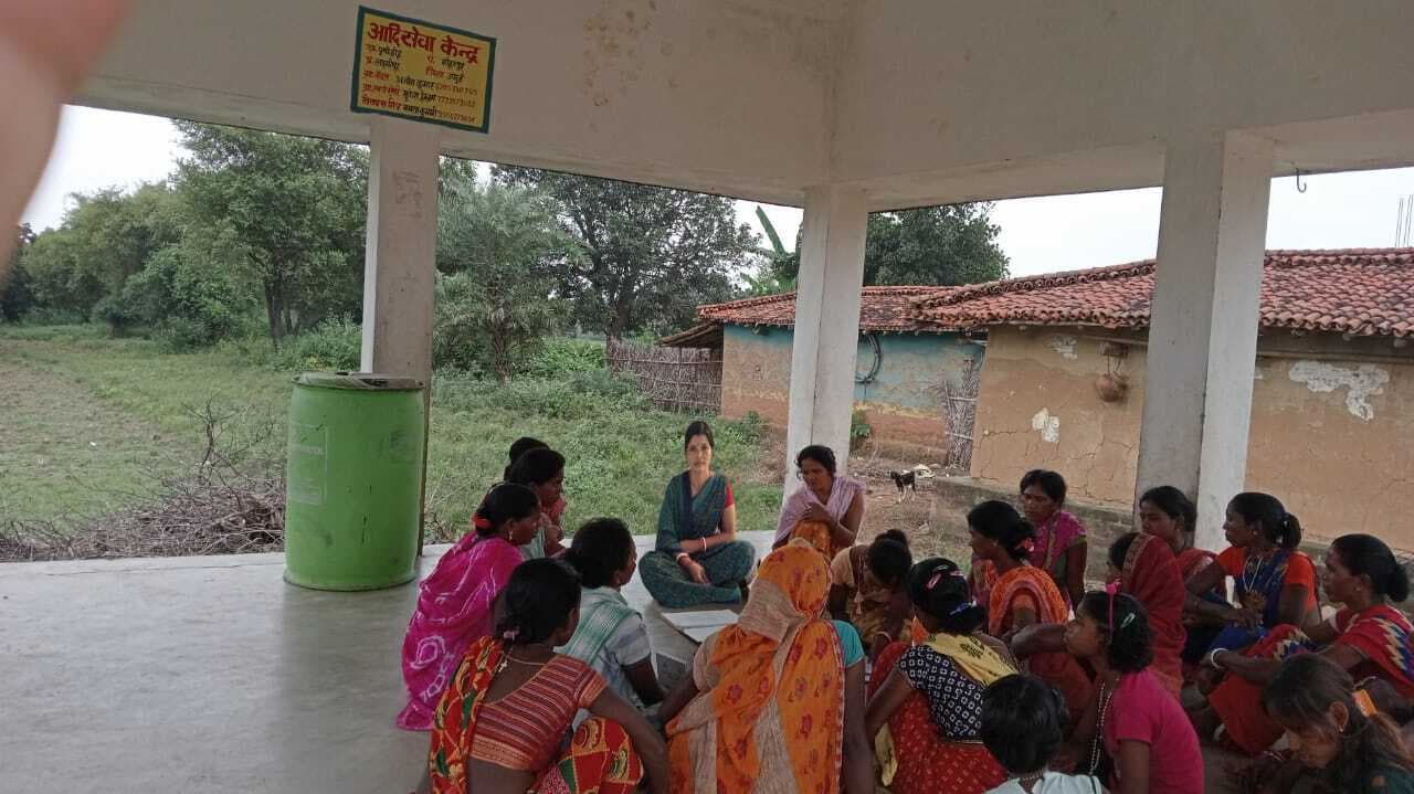 महादलित टोलों में ग्रामीणों को वोट करने के लिए किया जागरूक