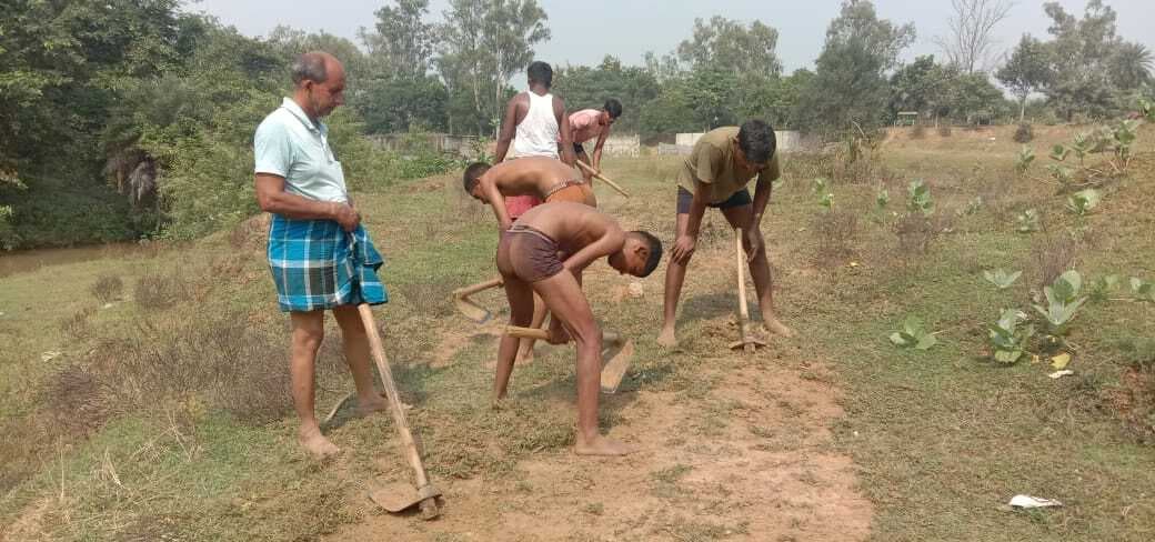 युवाओं ने श्रमदान कर की छठ घाट की सफाई, जनप्रतिनिधियों की उदासीनता पर जताया रोष