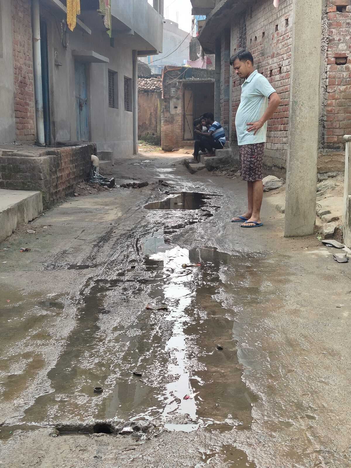 गली में बह रहा नाले का पानी, कैसे घाट तक पहुंचेंगे छठ व्रती