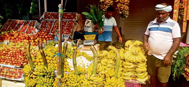 Chaibasa News : महंगाई पर आस्था भारी, फल व पूजन सामग्री की खूब हुई खरीदारी