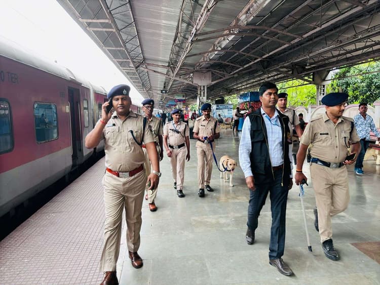 आरपीएफ ने एनसीबी पटना के साथ प्लेटफार्म व ट्रेन में चलाया चेकिंग अभियान